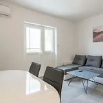 Luxury Melissa Vodice