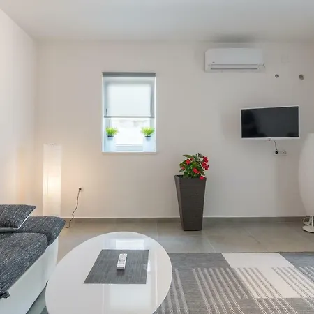 Luxury Melissa Vodice